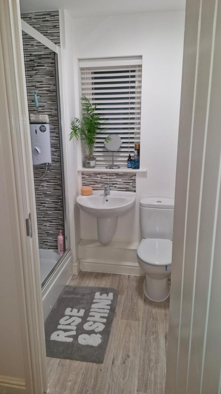 Modern Double Room With En-Suite, Parking & Fast Wifi - Close To Beach Sandgate Bagian luar foto