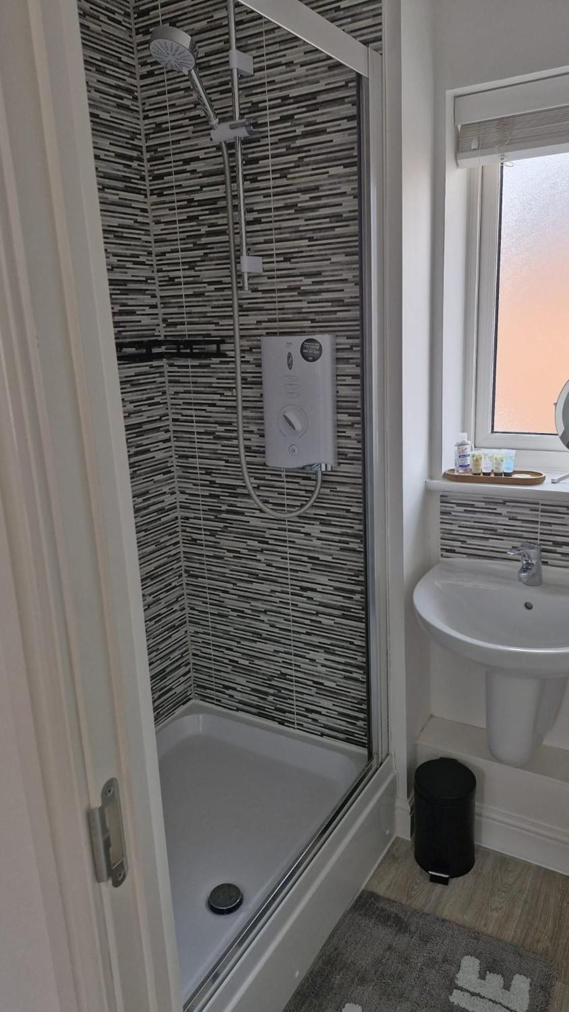 Modern Double Room With En-Suite, Parking & Fast Wifi - Close To Beach Sandgate Bagian luar foto